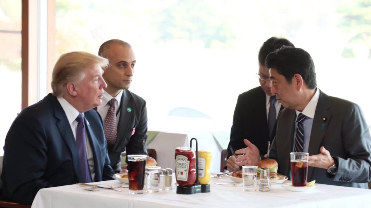 Trump i Asien – då äter han hamburgare