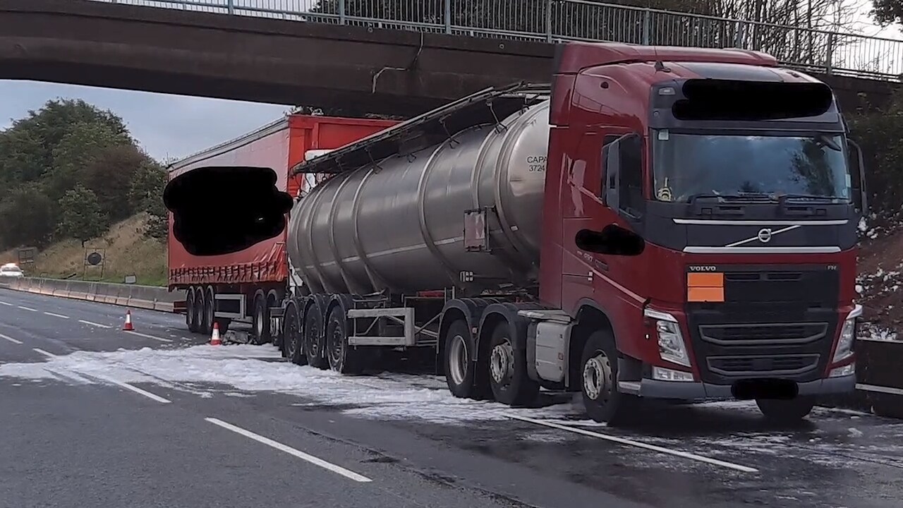 En lastbil läckte 32 000 liter gin på motorvägen