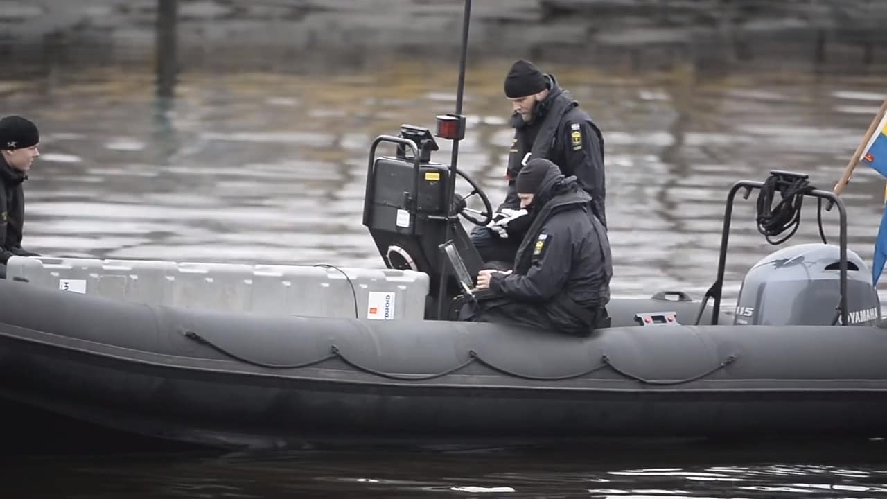Polisen söker efter Wilma med miniubåt