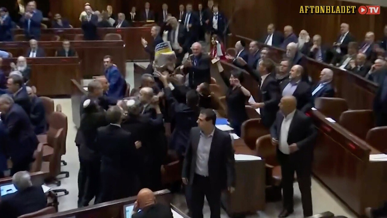 Här protesterar de mot Pence - mitt i Knesset