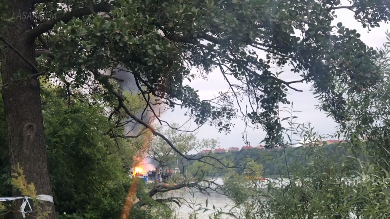 Båt brann vid Tantolunden på Södermalm