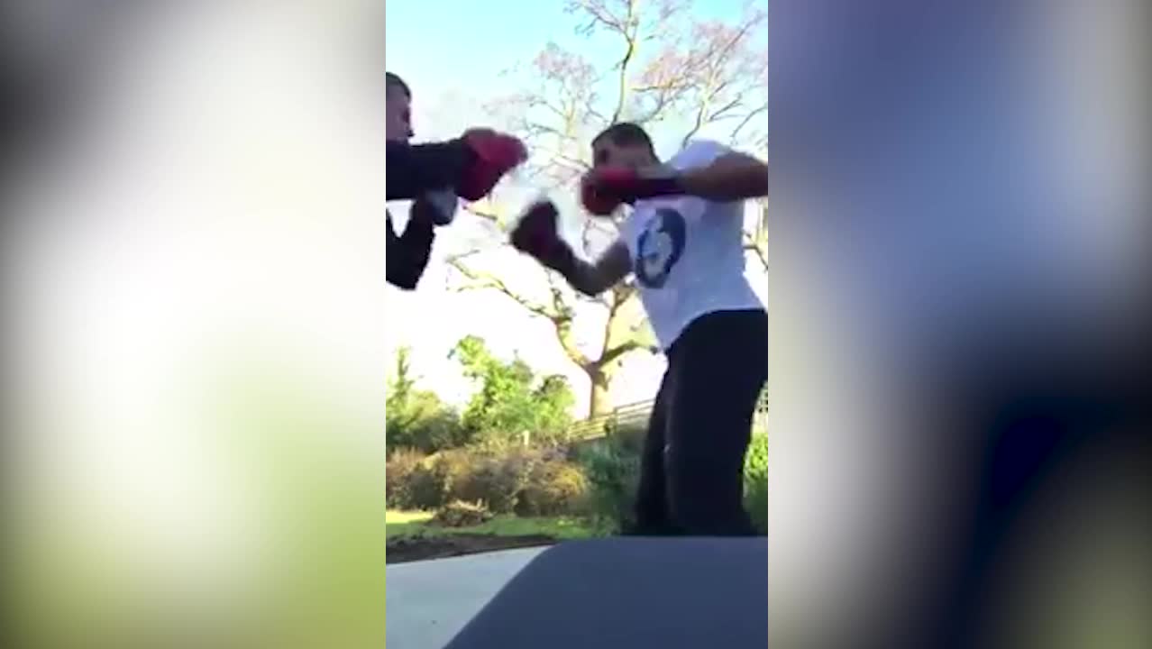 Här svingar United-legendaren loss – i hårdträning direkt