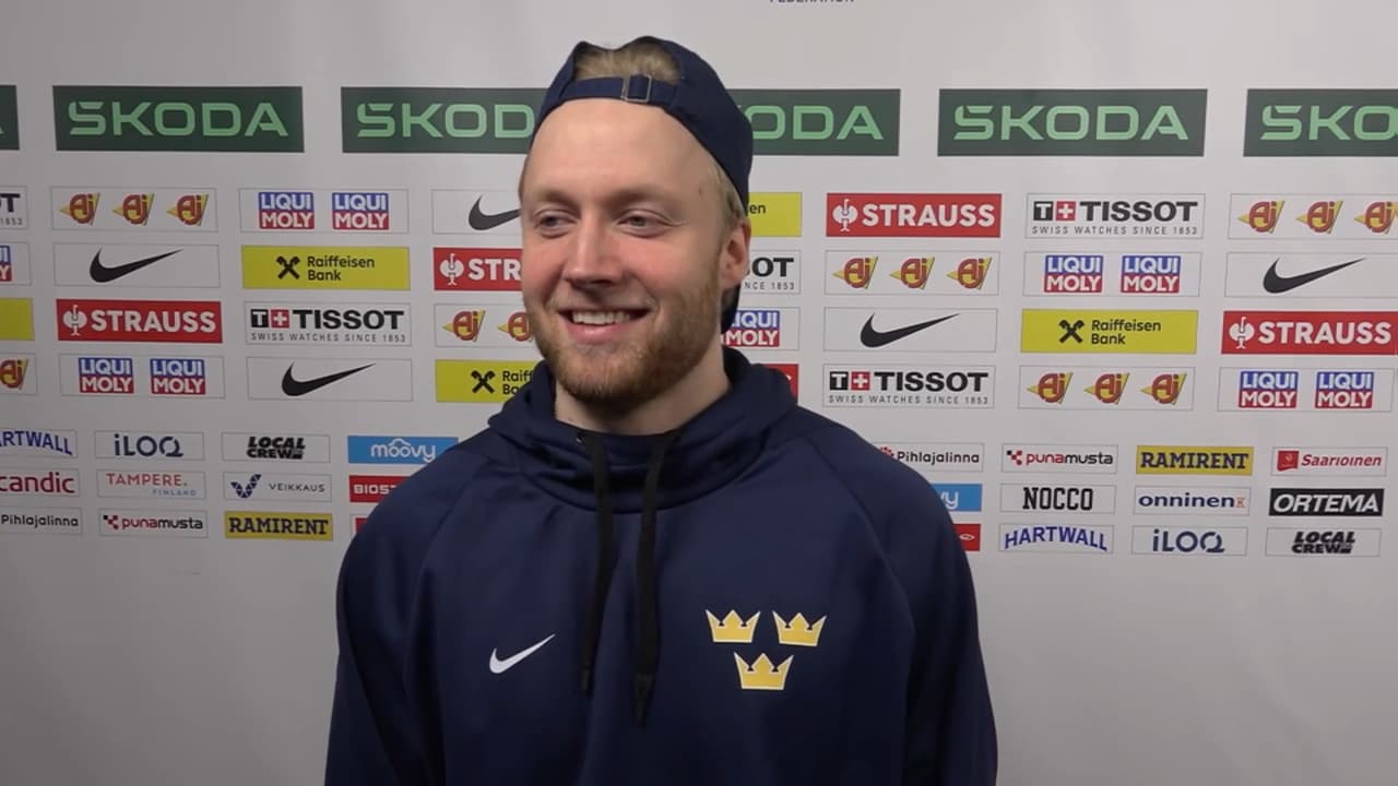 Brister ut i skratt efter frågorna om brorsan