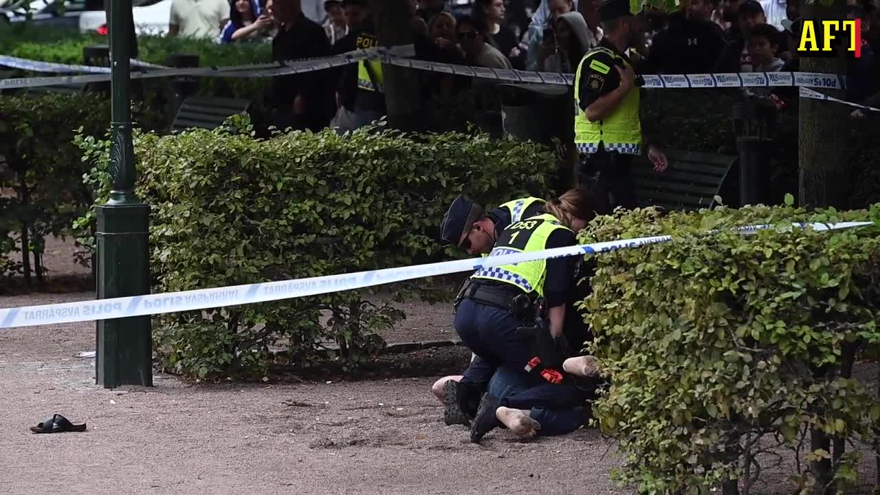 Polisen brottar ner person – upplopp vid koranbränning i Malmö