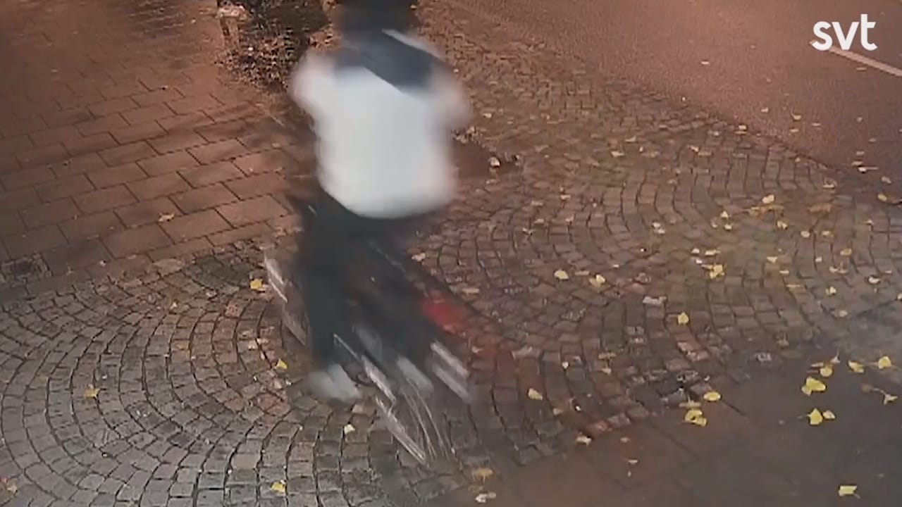 Här flyr de misstänka mördarna på cykel