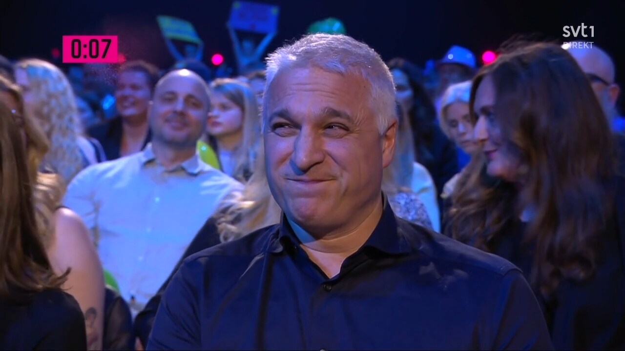 Här överraskar Oscar Zia sin pappa i direktsändning