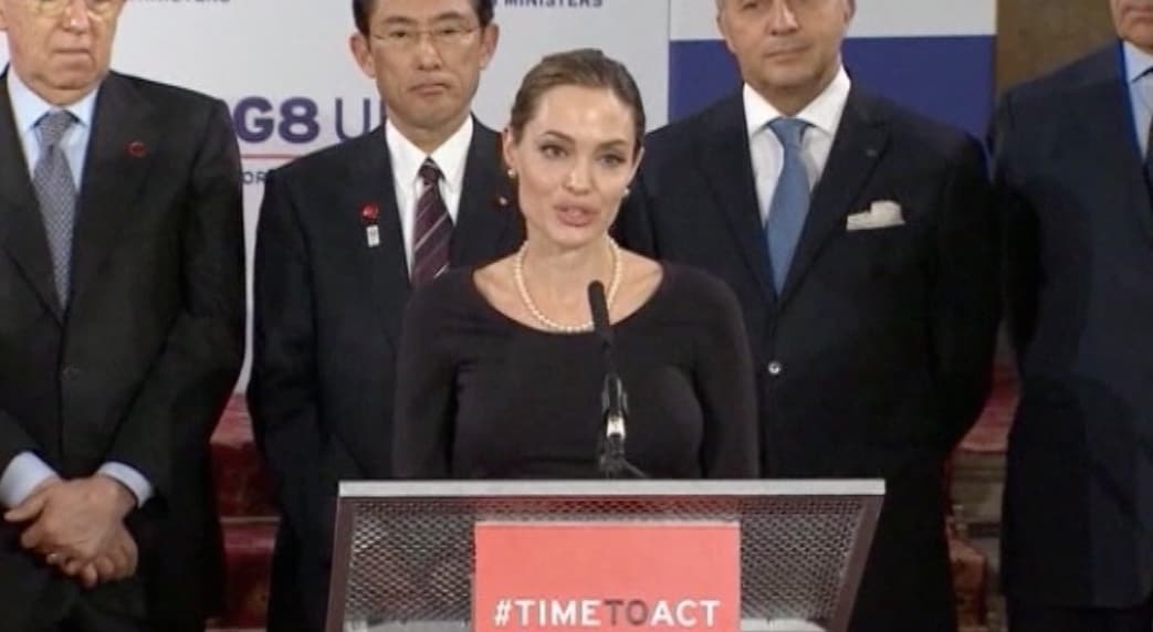 Jolie har opererat bort brösten