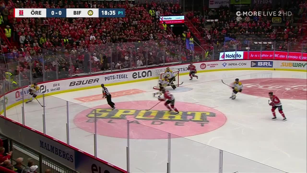 Brynässpelaren blir hjälpt av från isen efter tacklingen