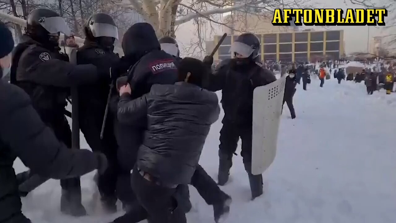 Tusental gripna i protester för Navalnyj