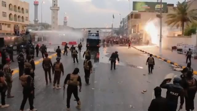 Här drabbar polis och demonstranter samman