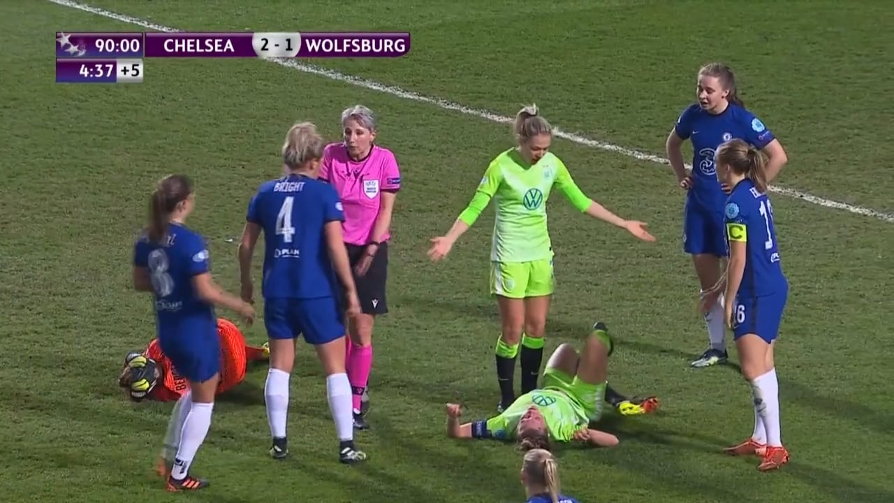 Se otäcka smällen på Chelseas målvakt