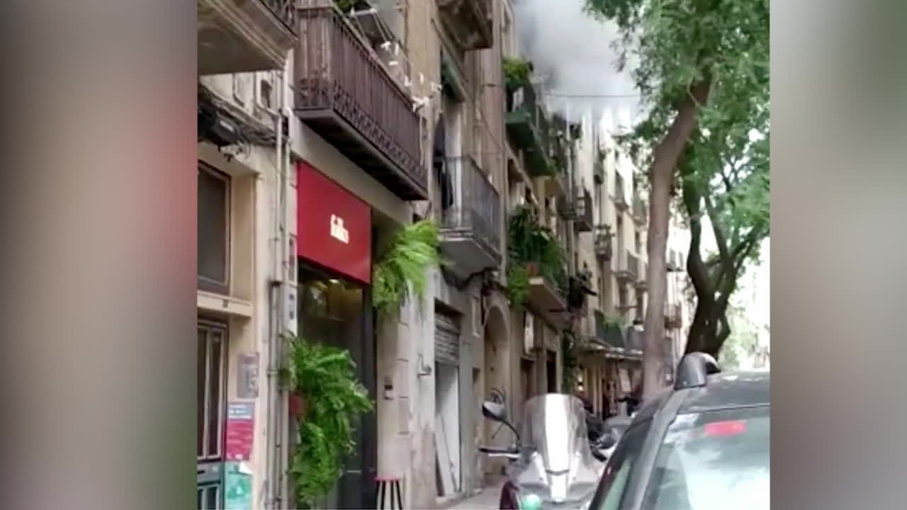 SE FILMEN: Hoppar från balkong och flyr på cykel – misstänkt för mord