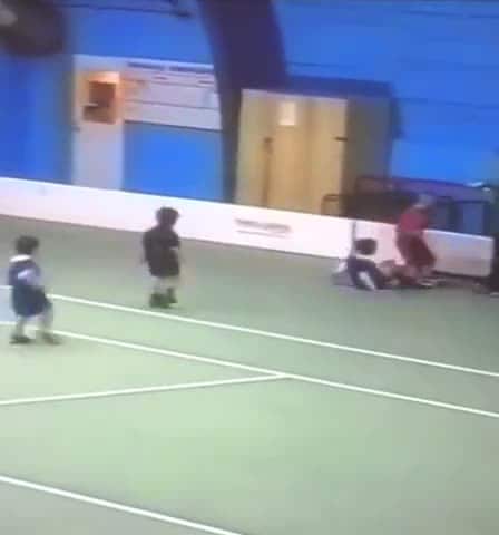 Här kämpar 4-årige Anel in bollen