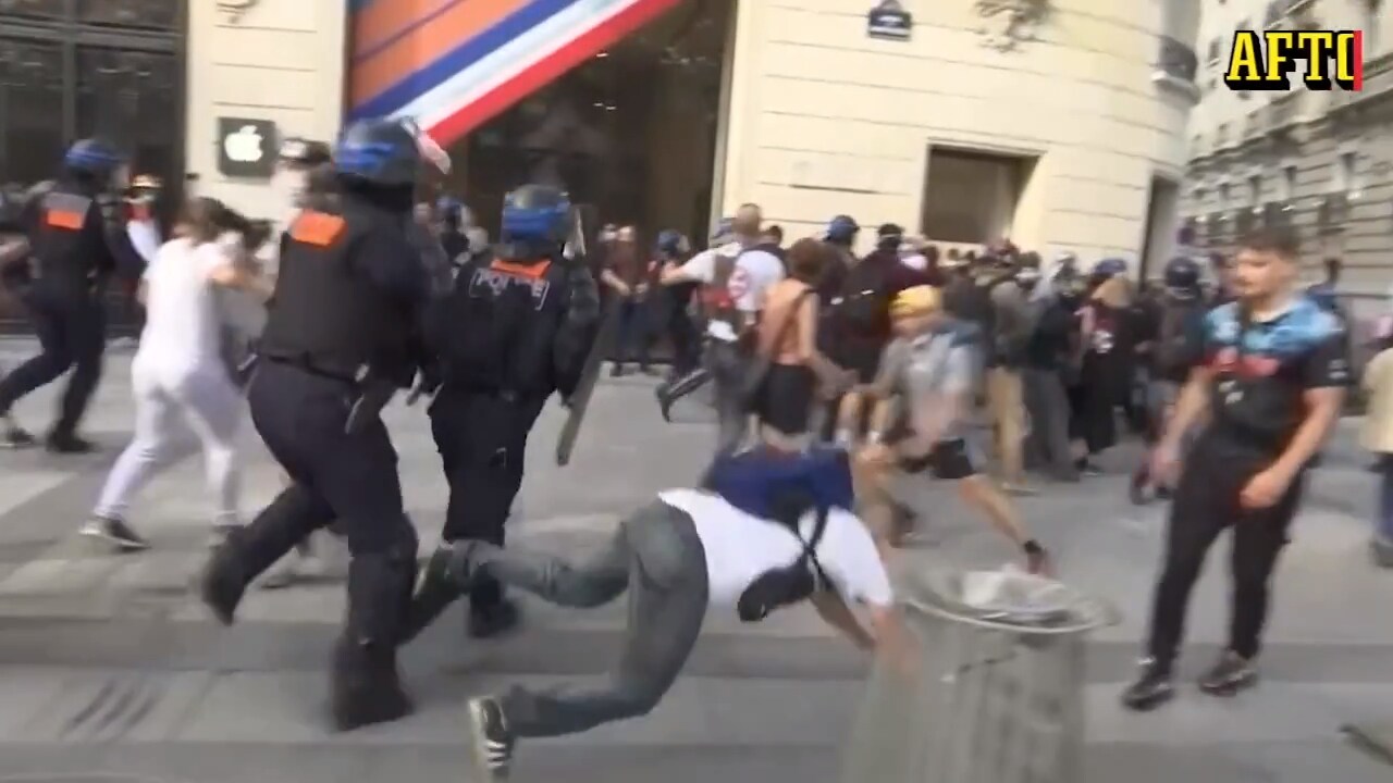 Här drabbar demonstranter och polis samman i Paris