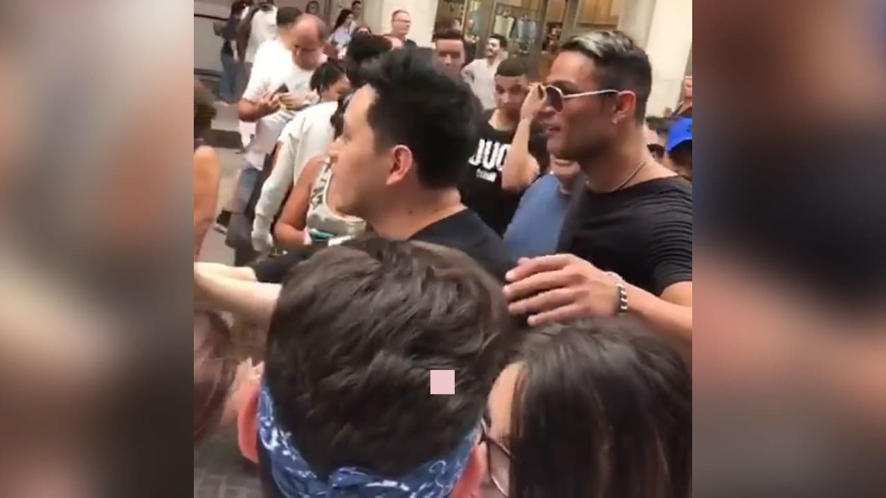 Här flockas folk kring "Ronaldo"