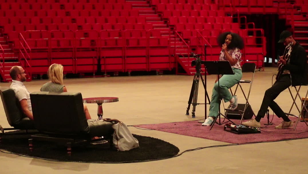 Seinabo Sey håller konsert för kärleksparet