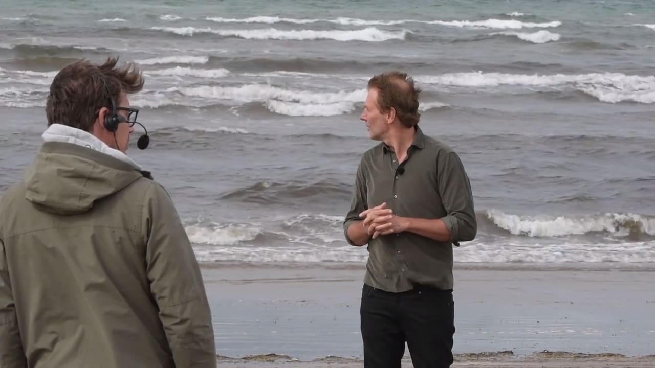 Så fejkar SVT sommarvärme – i höstruskiga Båstad