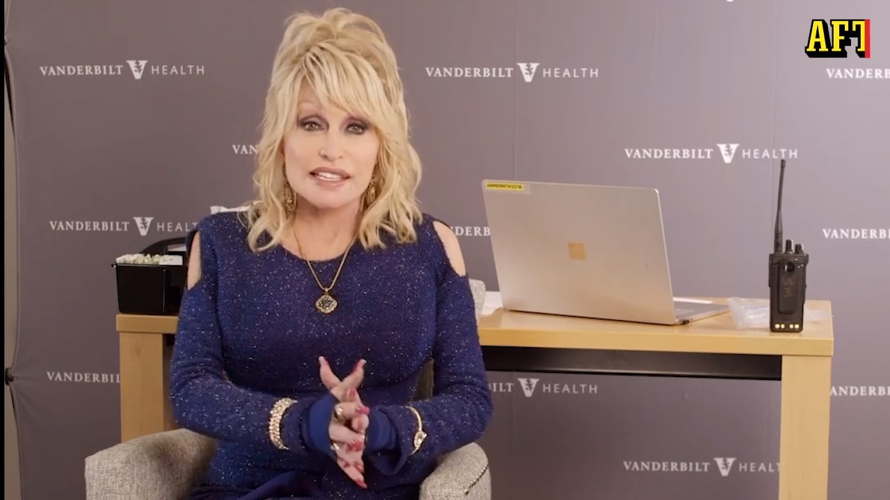 Hör Dolly sjunga när hon vaccineras: "vaccin, vaccin, vaccin, vaccin"