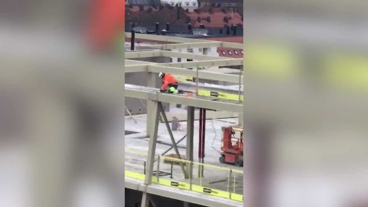 Här jobbar byggarbetare flera våningar upp utan säkerhetsutrustning