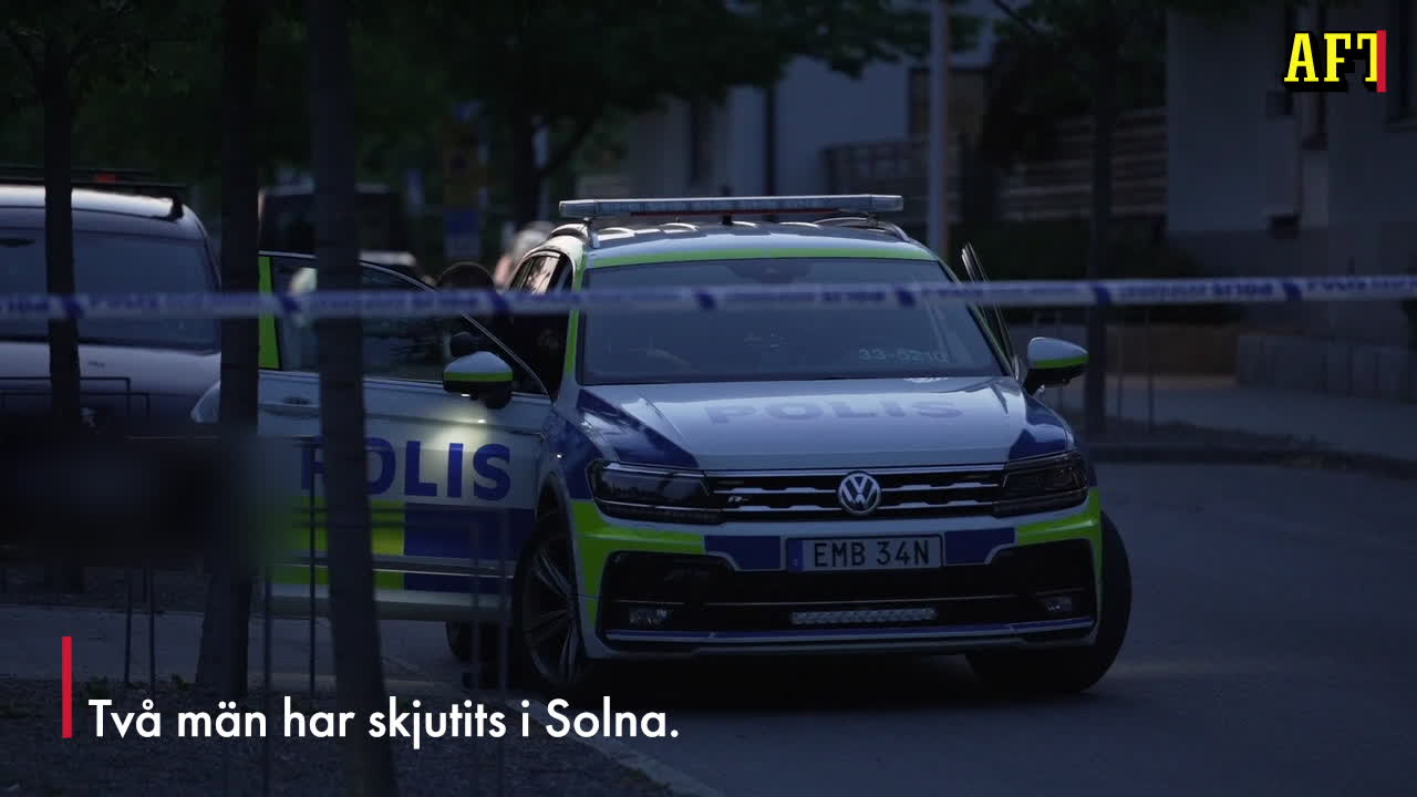 Två män har skjutits nära lekpark