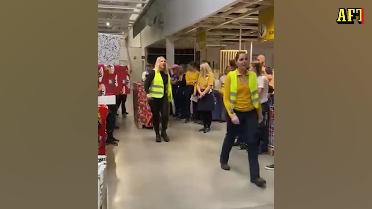 Hör personalens jubel när de överraskas med megabonus