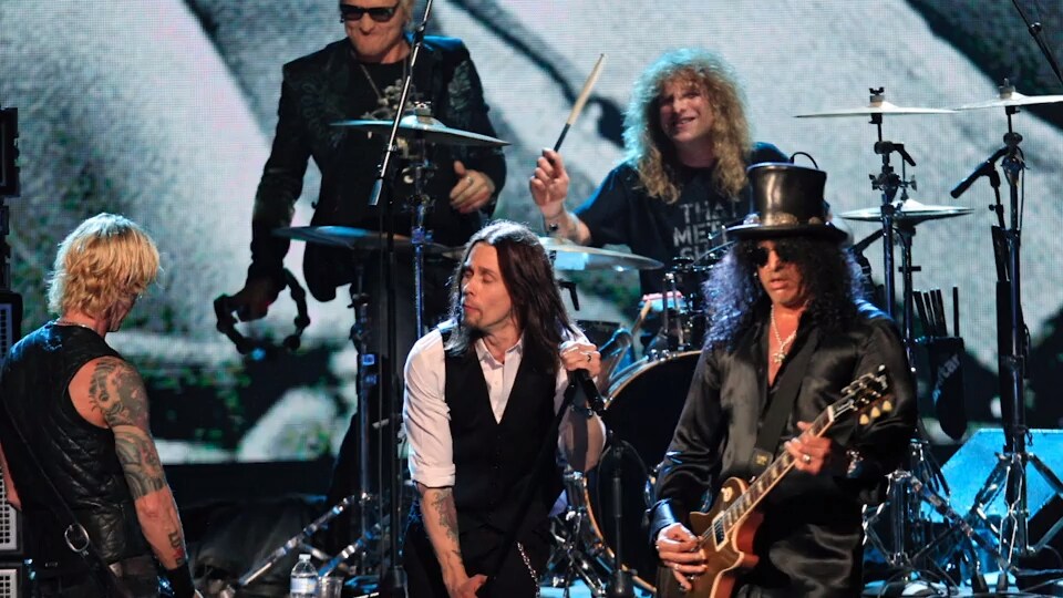 Guns N’ roses-stjärna till sjukhus – knivhögg sig själv i magen