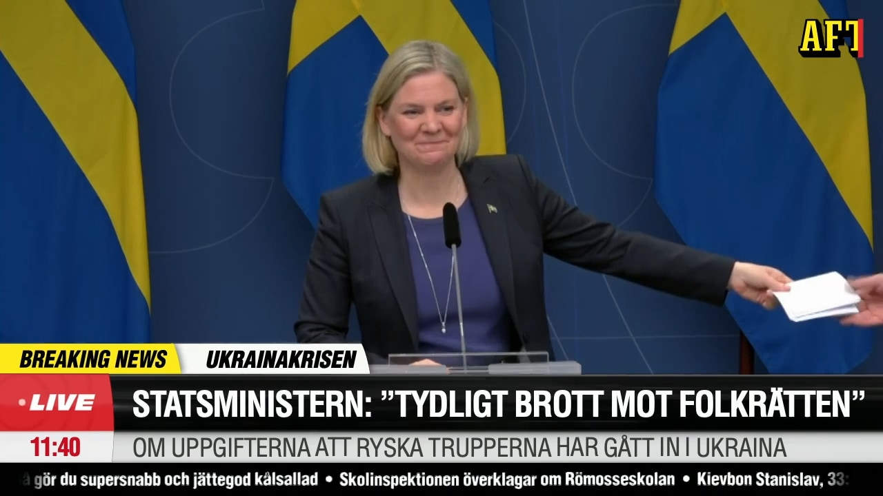 Här får statsministern en "fusklapp" på presskonferensen