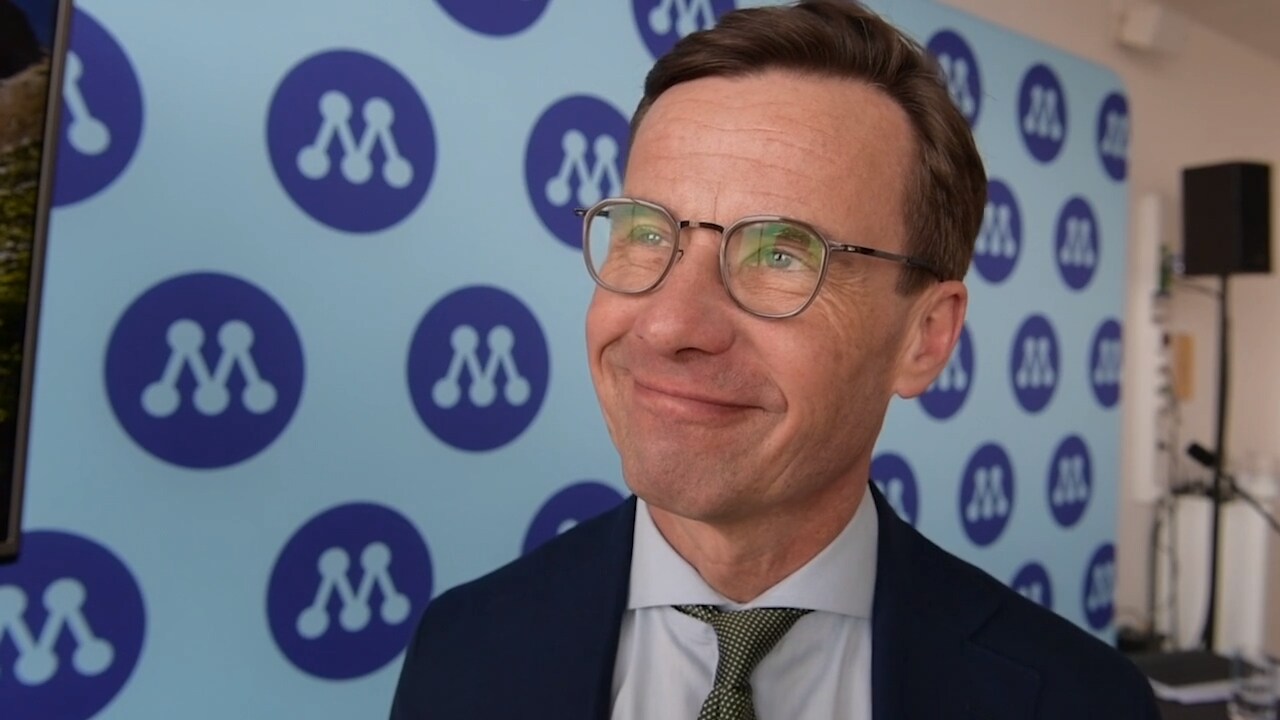 Så förklarar Ulf Kristersson nya M-loggan