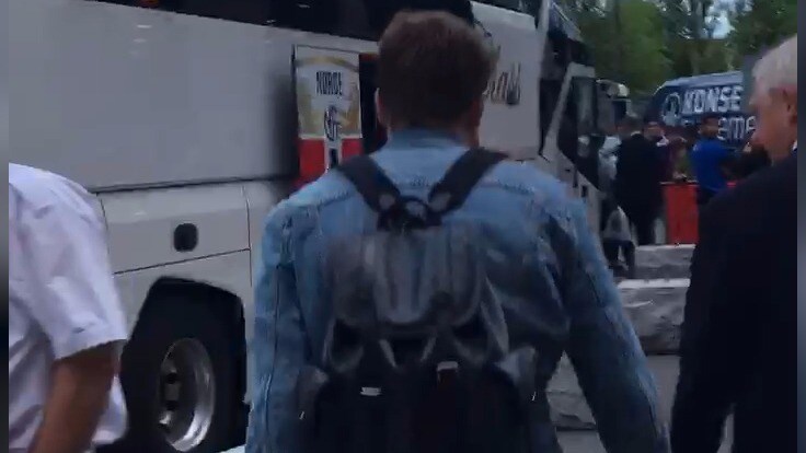 Här flyr Nilsson Lindelöf från pressen