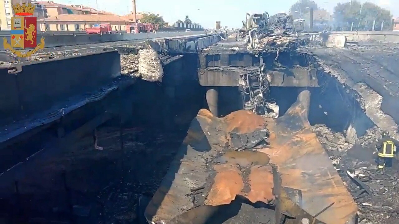 Minst två döda efter explosion och motorvägskollaps