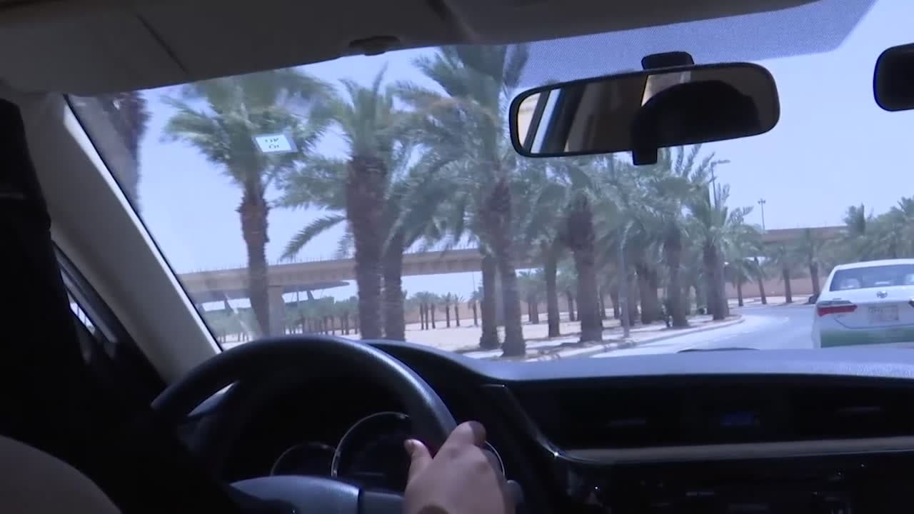 Nu får kvinnor köra bil i Saudiarabien