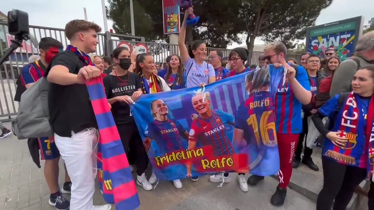 Här laddar fansen upp inför svenskornas stormatch