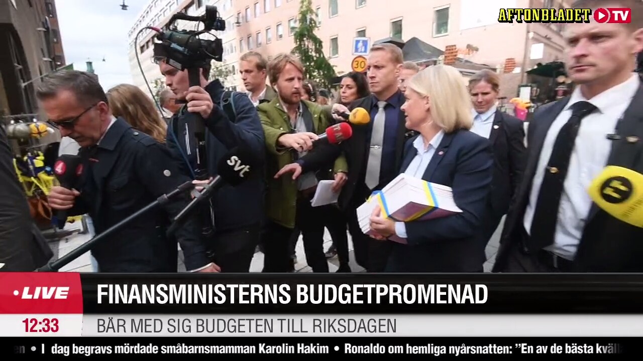 Finansminister Magdalena Andersson tar budgeten till riksdagen