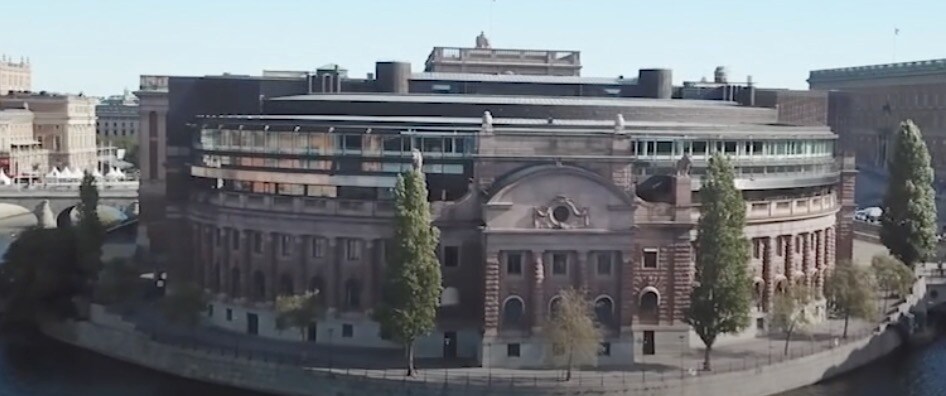 Liberalerna och Centerpartiet pressas av Moderaterna