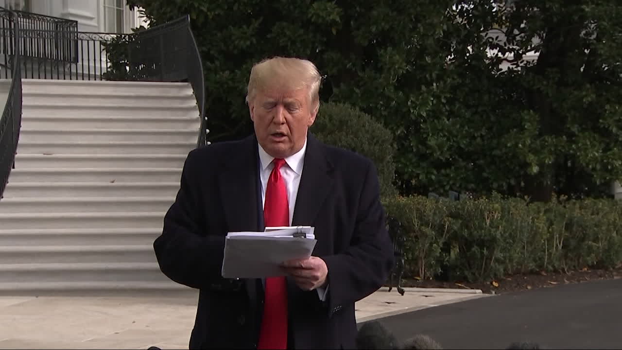 Här läser Donald Trump från sina handskrivna fusklappar