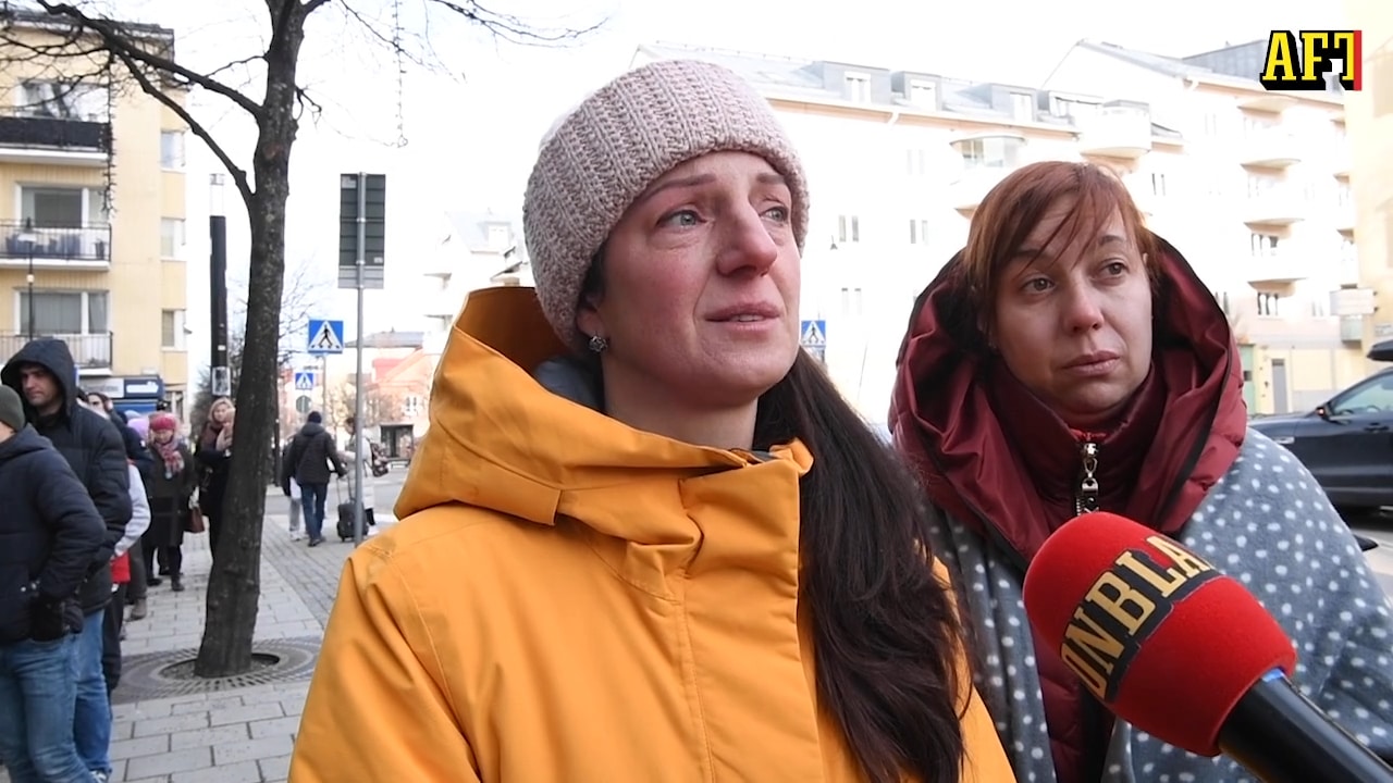 Ukrainska flyktingar i kö utanför Migrationsverket