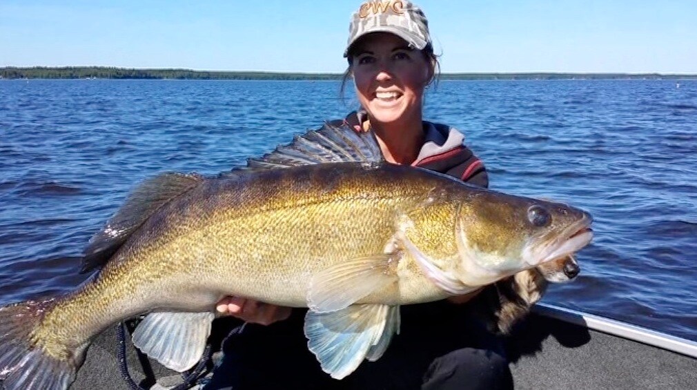 "Gösdrottningen" talar med fiskar för att få de på kroken