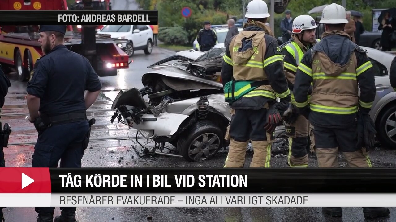 Tåg körde in i bil vid station