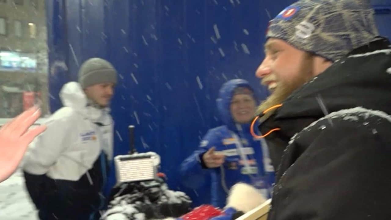 Stjärnan blir helt ställd efter kyssattacken