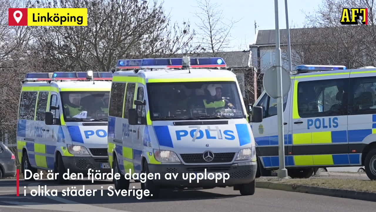 Polisen kör på en motdemonstrant i Linköping