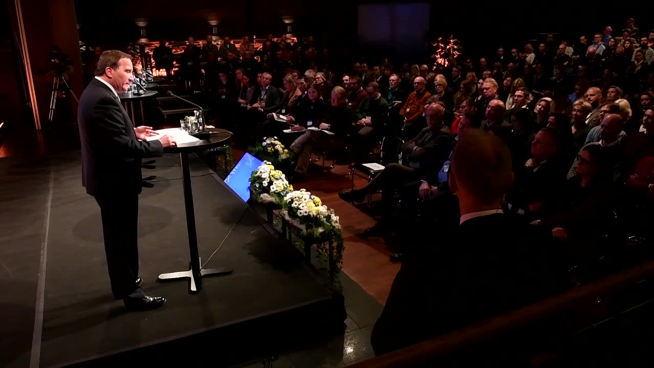 Löfven om ryska propagandan: Kan inte tro att vi går fredade