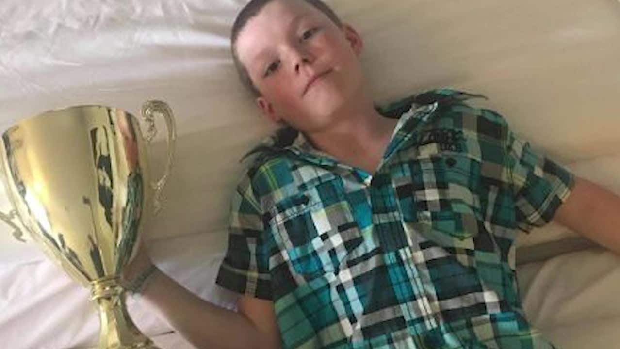 Pennpojken Adam, 10, slår världsrekordet i pennor