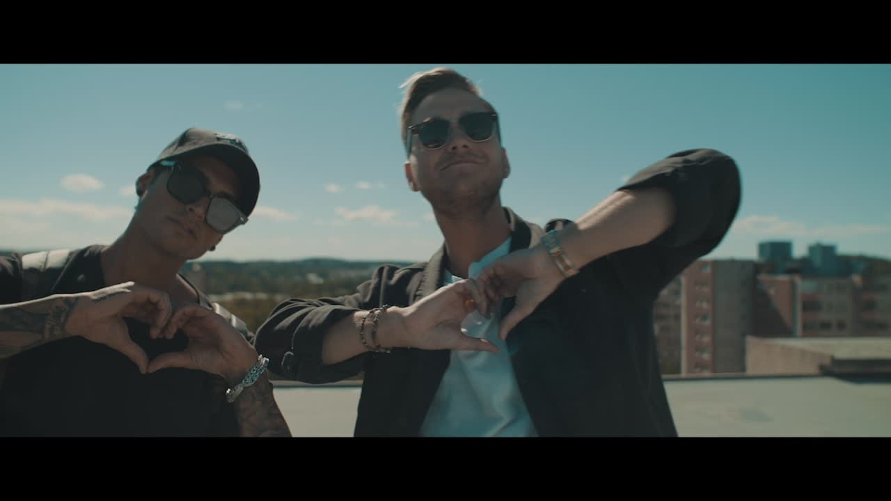 Se Samir och Viktors VM-låt ”Put your hands up för Sverige"