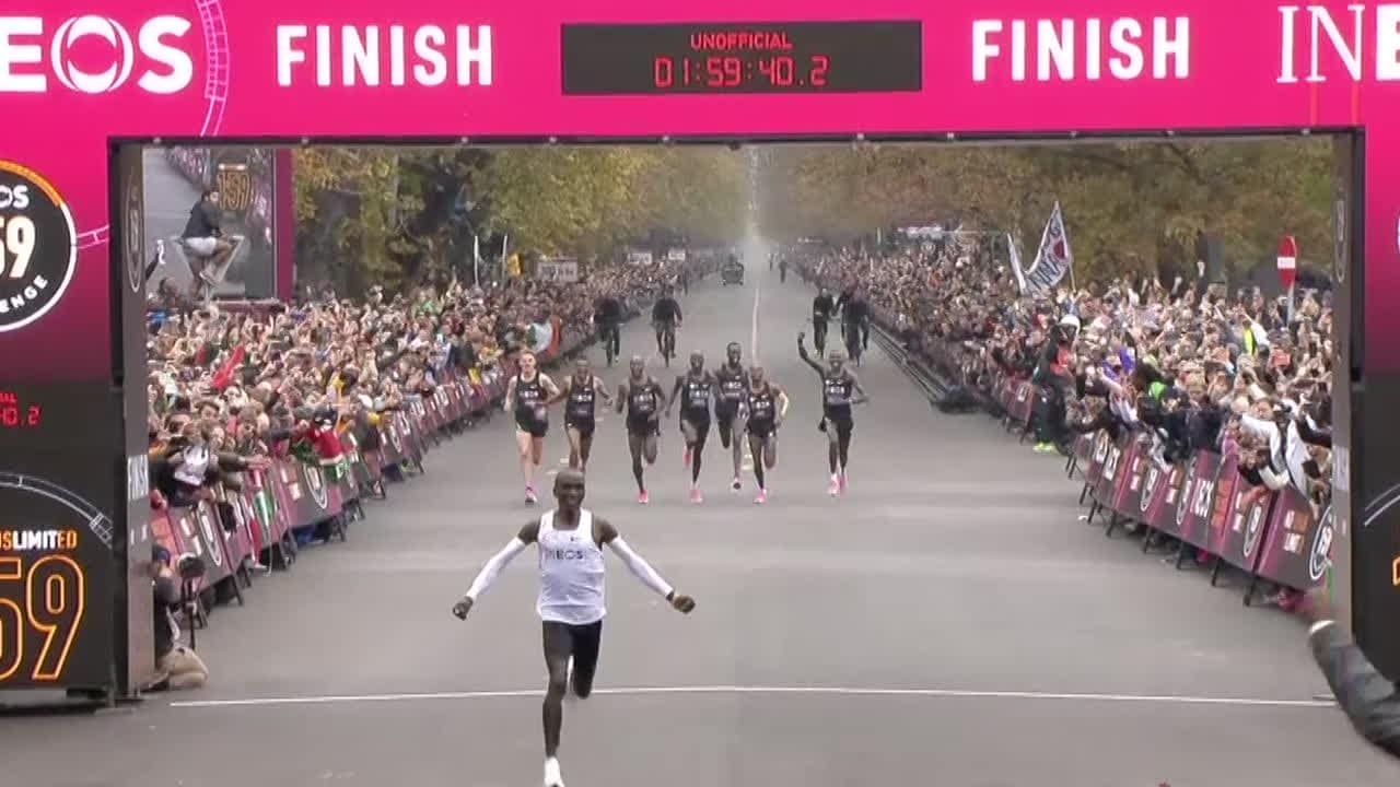 Här går Kipchoge i mål - sprang maraton på under 2 timmar