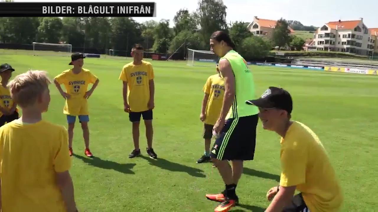 Här skämtar Zlatan med bollkallarna