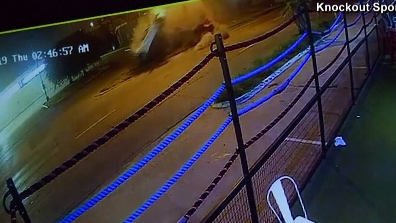 Här kraschar boxningsstjärnan otäckt