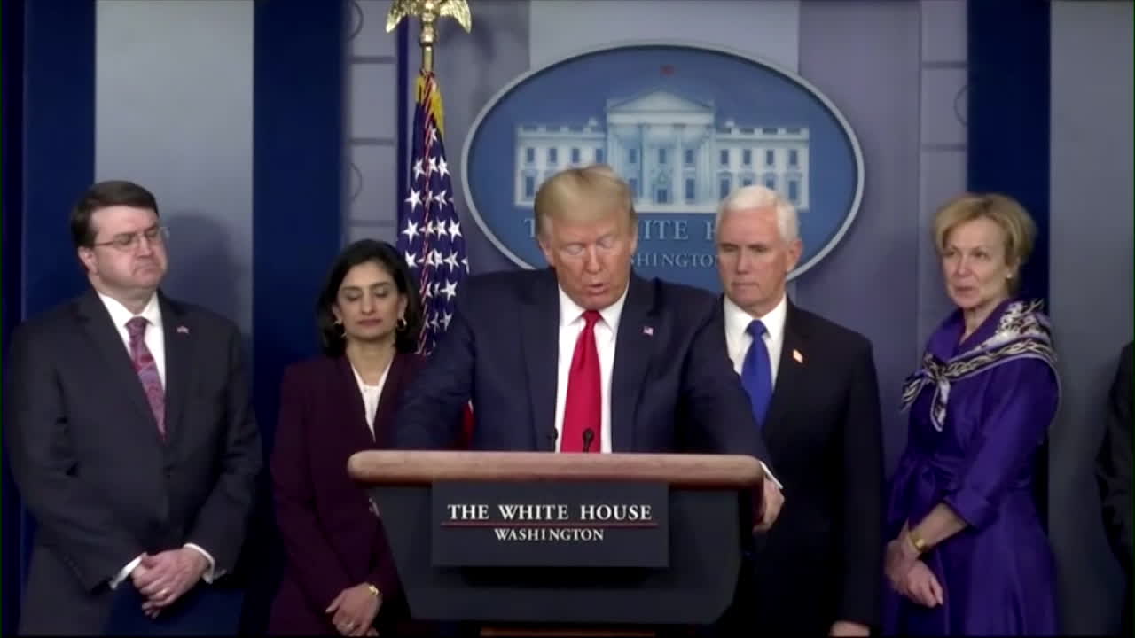 Här försvarar Trump sitt ordval om corona: "Inte rasistiskt"