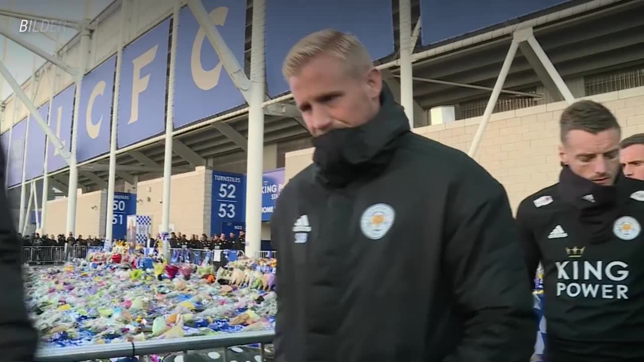 Här sörjer spelarna tillsammans med sonen