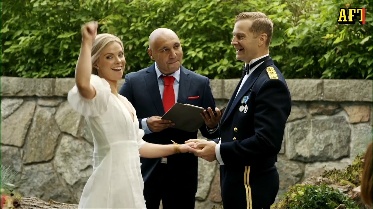 Mäklare och militärofficer paras ihop – publiken jublar