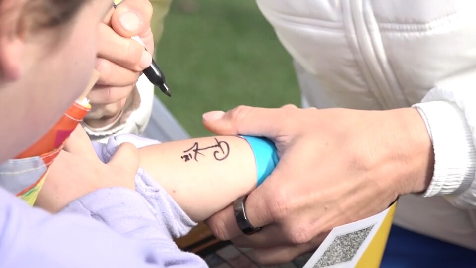 Här skriver landslaget autografer – på allt